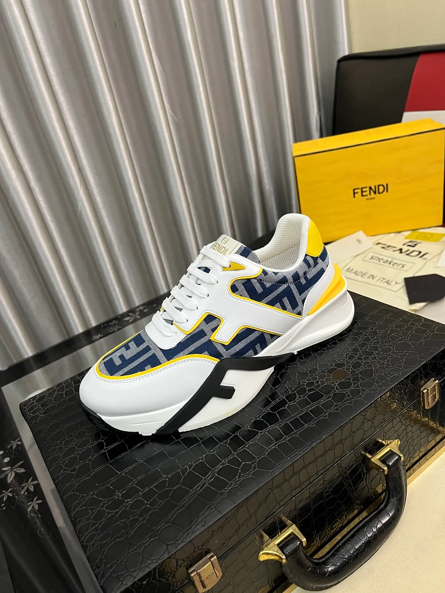Men's men's shoes 💰560⌚️⌚️FENDI.•FENDI unique modern style sneakers. Counter purchasing🏃casual shoes😍😍 Original breathable fly-knit mesh imported from Italy (refuses to discolor and abrade feet) soles: Original soles specially provided by the original factory, super cool😍 French lazy style design ⚠️ Original quality, super comfortable and wear-resistant original soles. Code number: 38-442️⃣Colors available